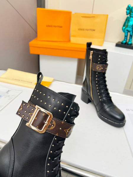 L monogram accent studded boot